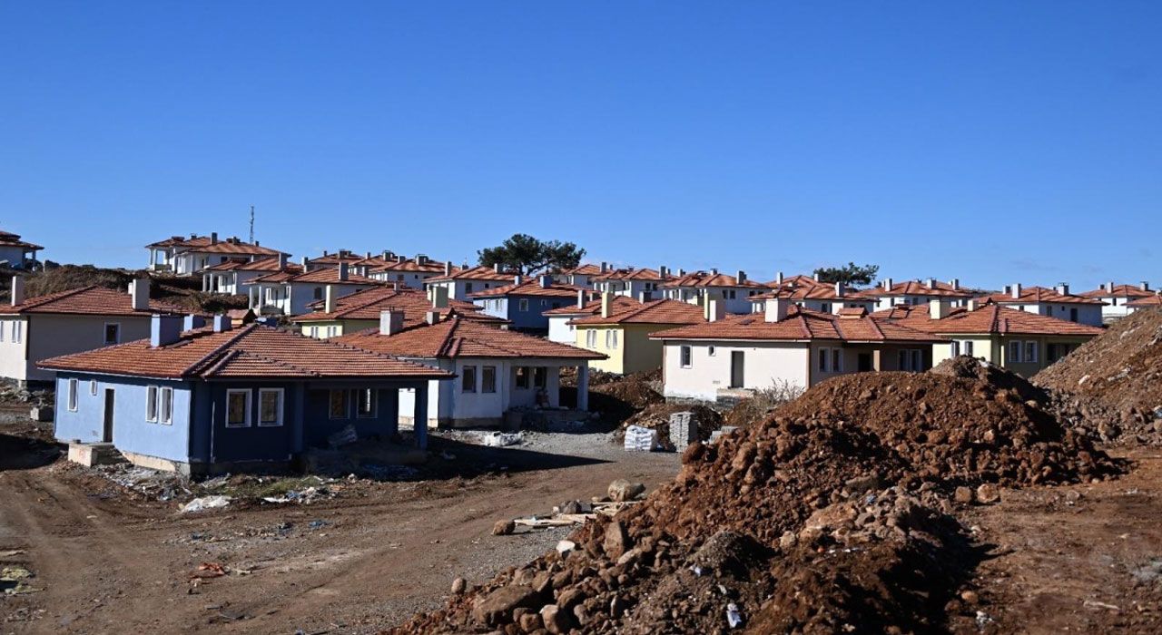 Vali Yılmaz, Akçakoyunlu Köyü'ndeki Deprem Köy Konutlarını İnceledi