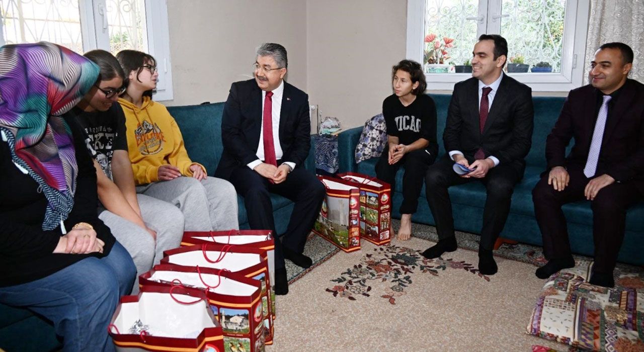Vali Yılmaz, Bir Aileyi Evlerinde Ziyaret Etti