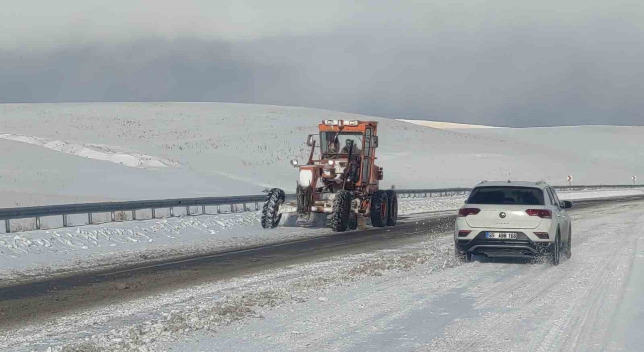 Vanda 21 yerleşim yerinin yolu ulaşıma kapandı