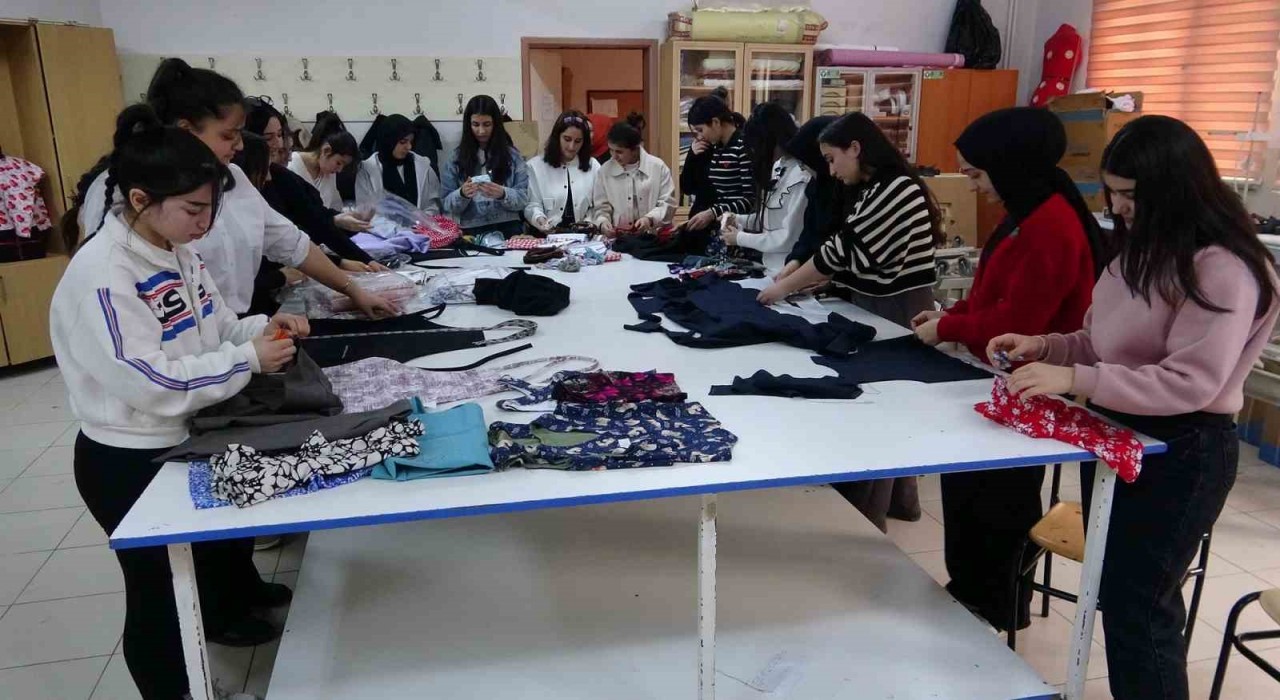 Vanda moda tasarım öğrencileri ihtiyaç sahibi olanlar için dikiyorlar