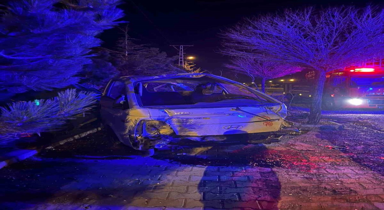 Vanda takla atan minibüsteki 3 kişi yaralandı