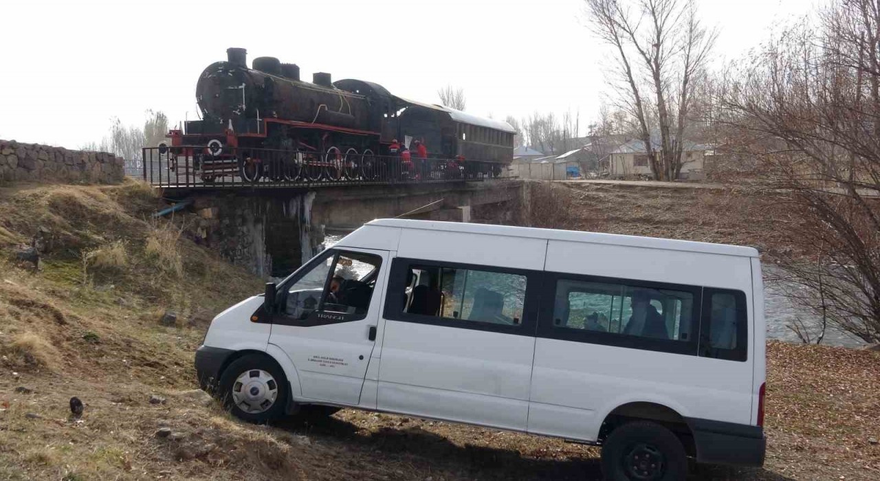 Vanda tren ve trafik kazası tatbikatları nefes kesti