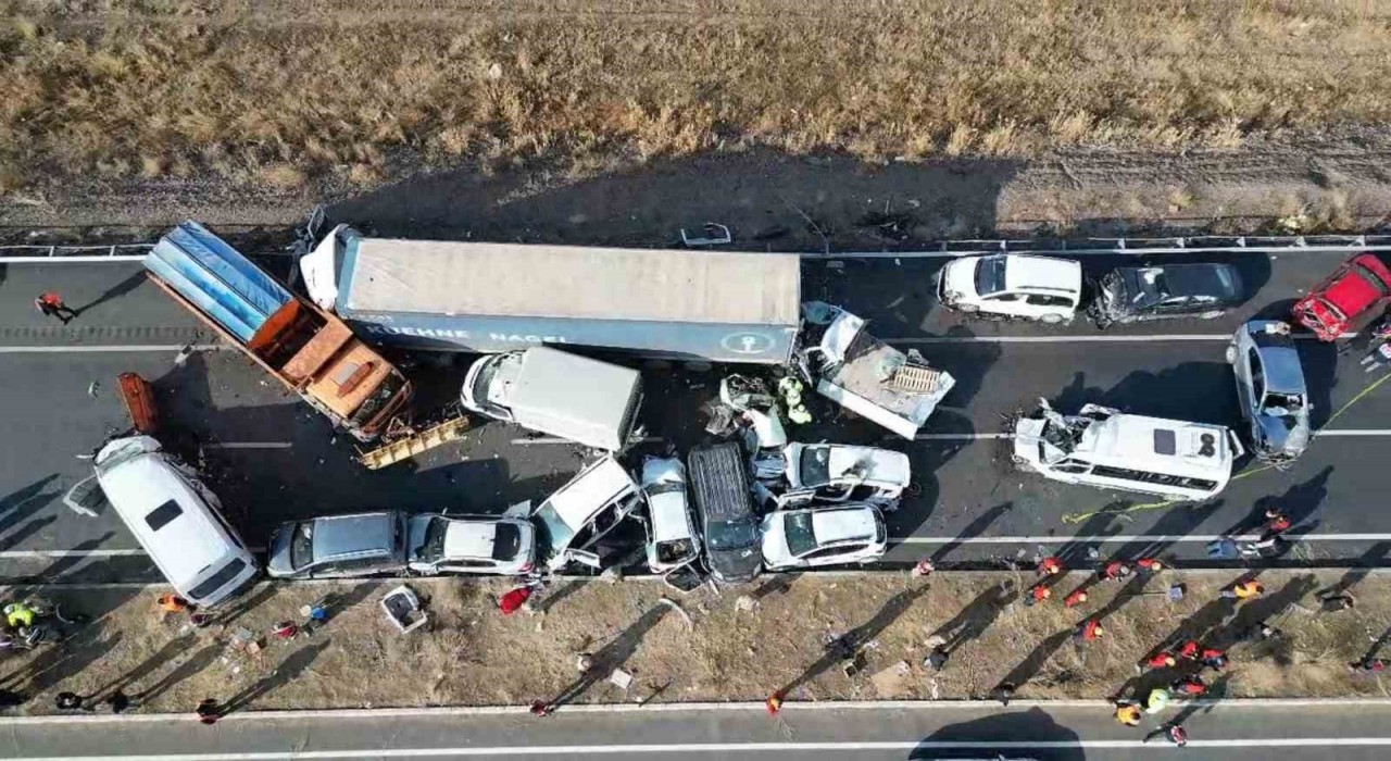 Vandaki zincirleme trafik kazalarına 35 araç karıştı