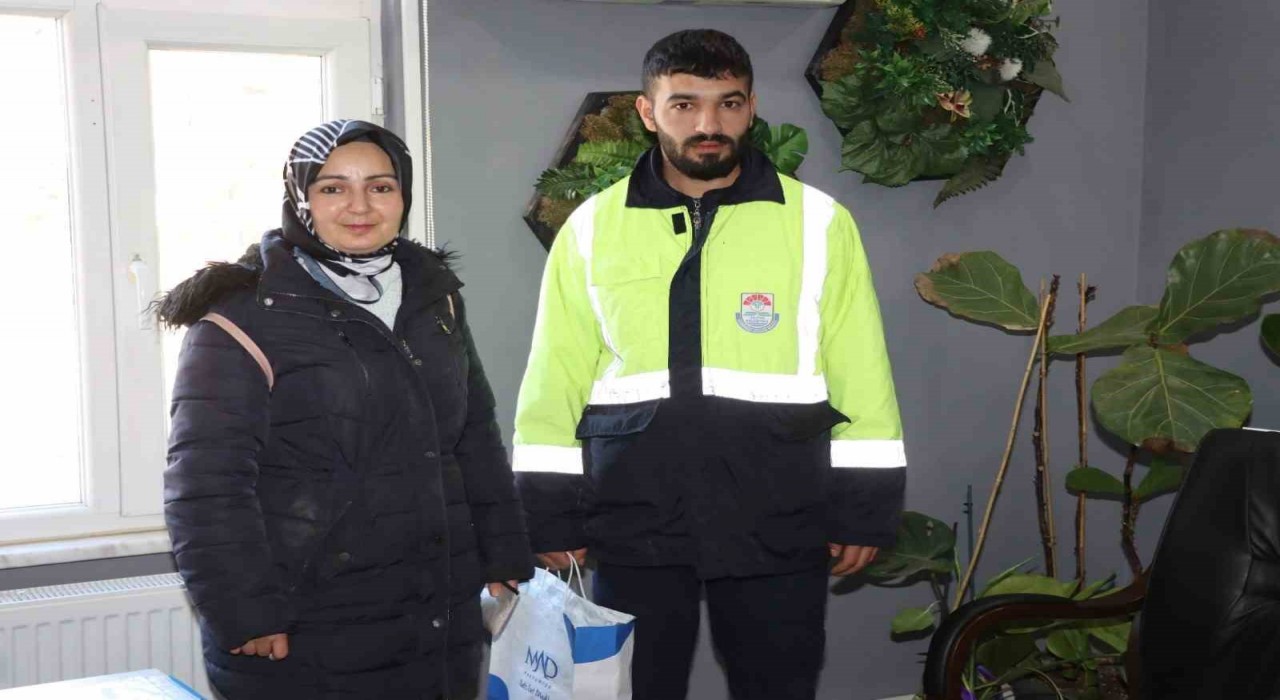 Yalovada temizlik görevlisi bulduğu cüzdanı sahibine teslim etti
