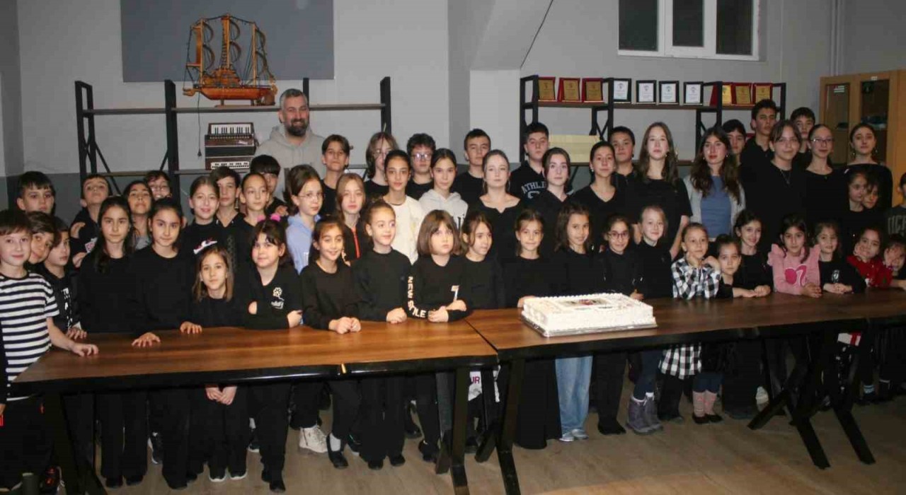 Yeni yılın gelişini pasta keserek kutladılar