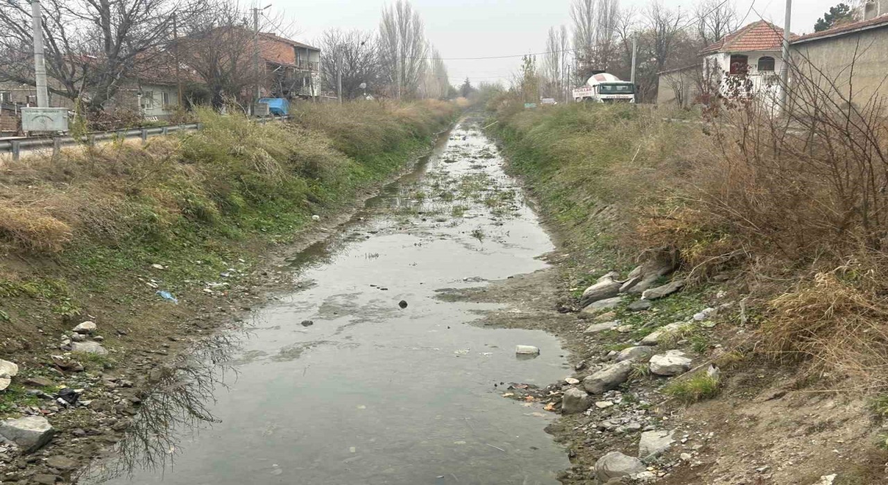 Yeşiltepete kanal çöplükten geçilmiyor