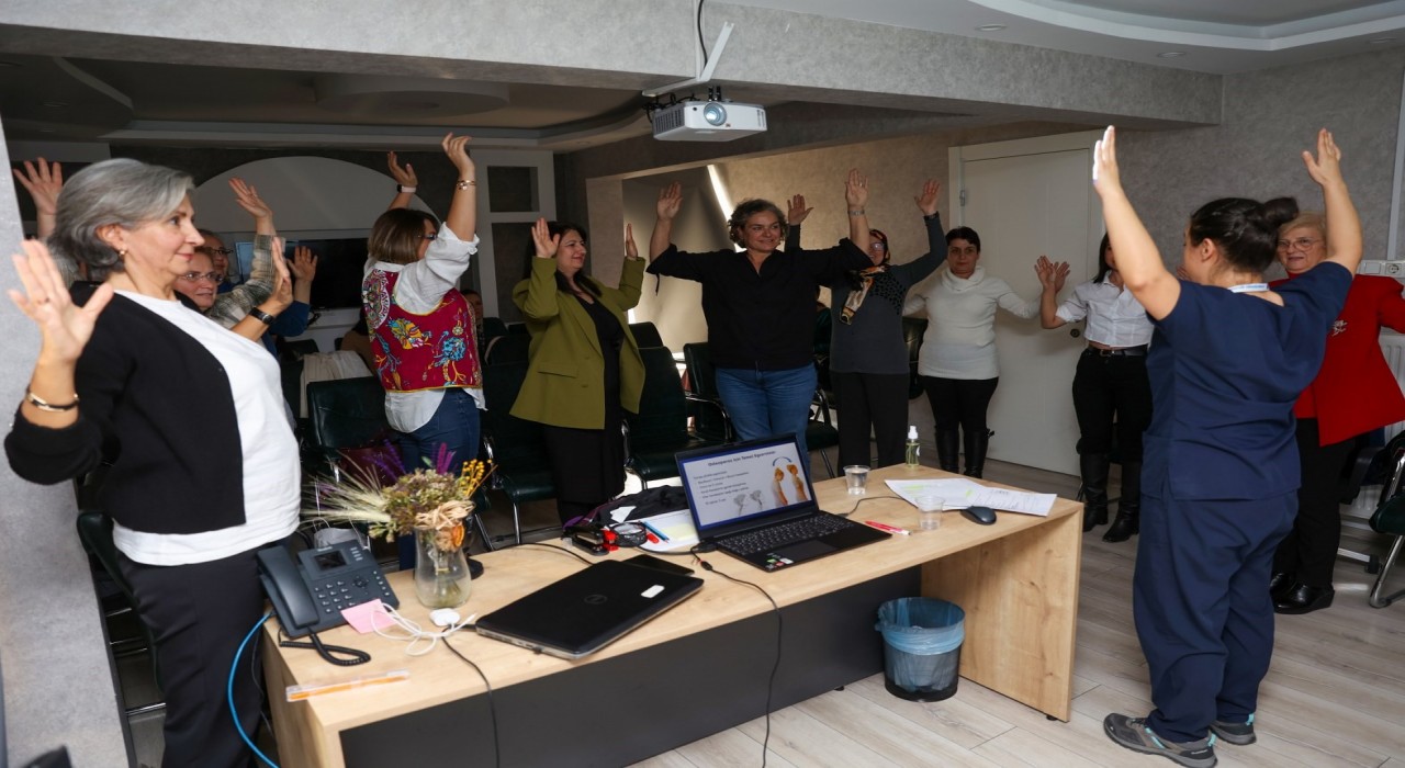 Yunusemrede kadınlara beslenme ve fizyoterapi eğitimi verildi