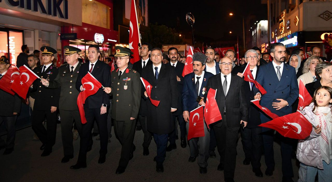 103 Yıllık Destan Fener Alayıyla Anıldı