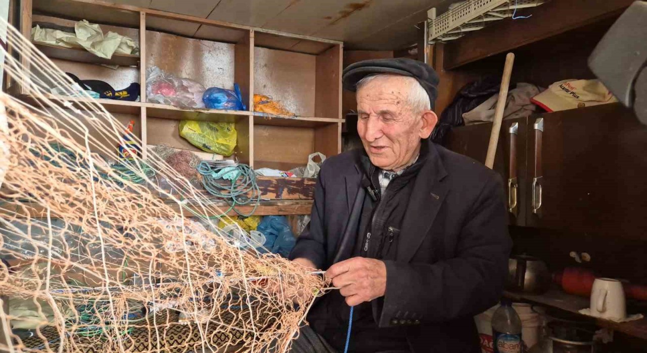 70 yılını denizde geçirdi, limandan kopamıyor