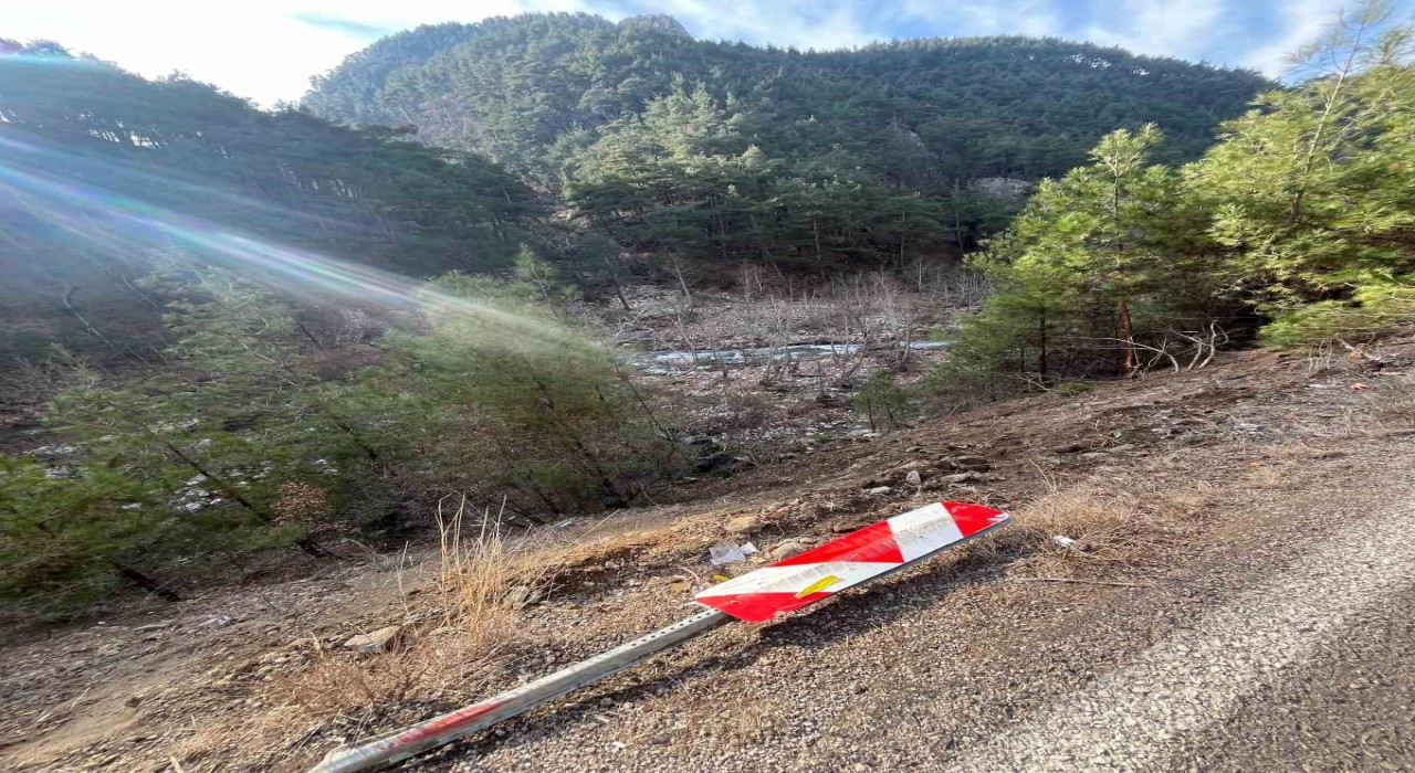 Adanada kamyonet uçuruma düştü: 1 ölü, 1 yaralı