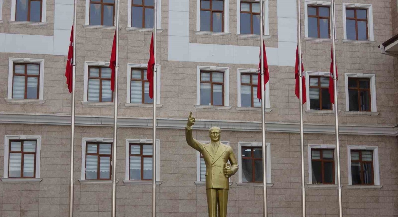 Adıyamanda bayraklar yarıya indirildi