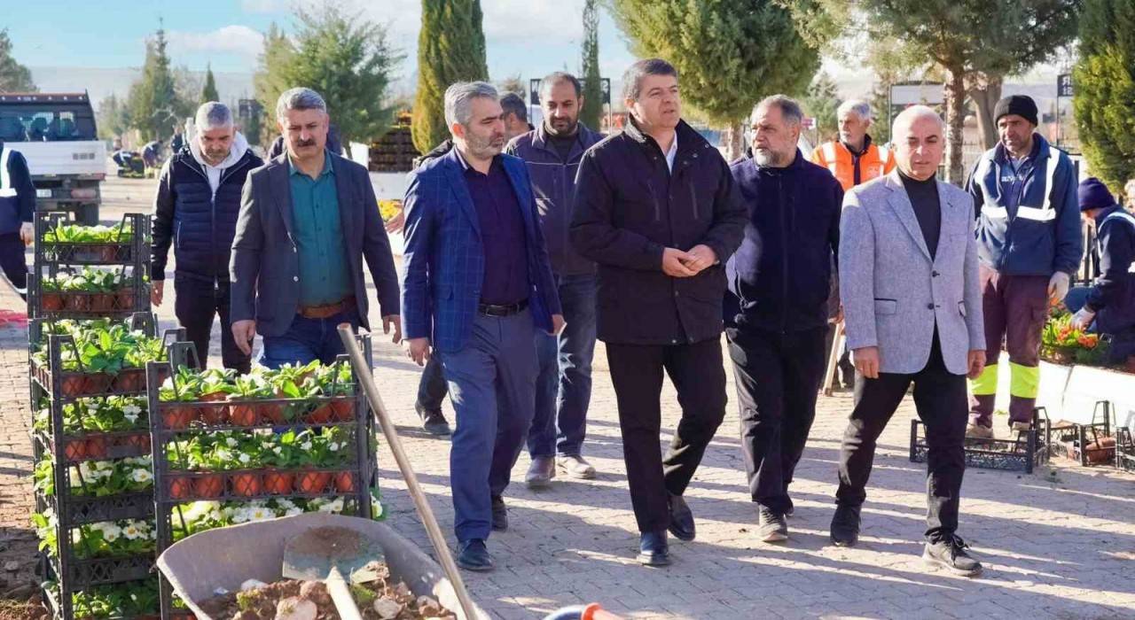 Adıyamanda mezarlıkta bakım çalışması yapılıyor