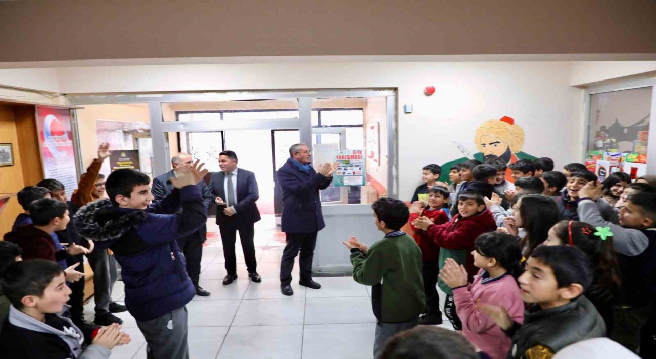 Ağrı Milli Eğitim Müdürü Kökrek, Selçuk Ortaokulunda öğrenci ve öğretmenlerle bir araya geldi