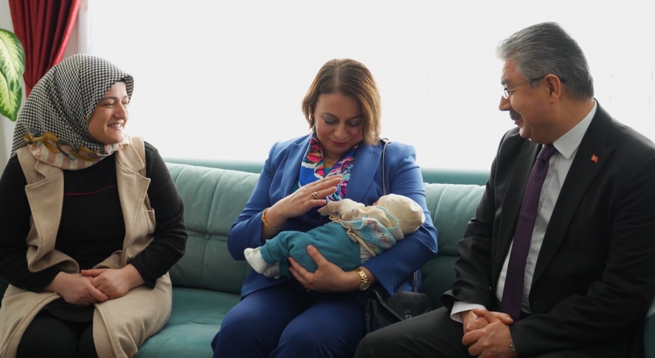 Aile Yılında çocuk desteği alan ailenin ilk misafiri Vali Yılmaz oldu