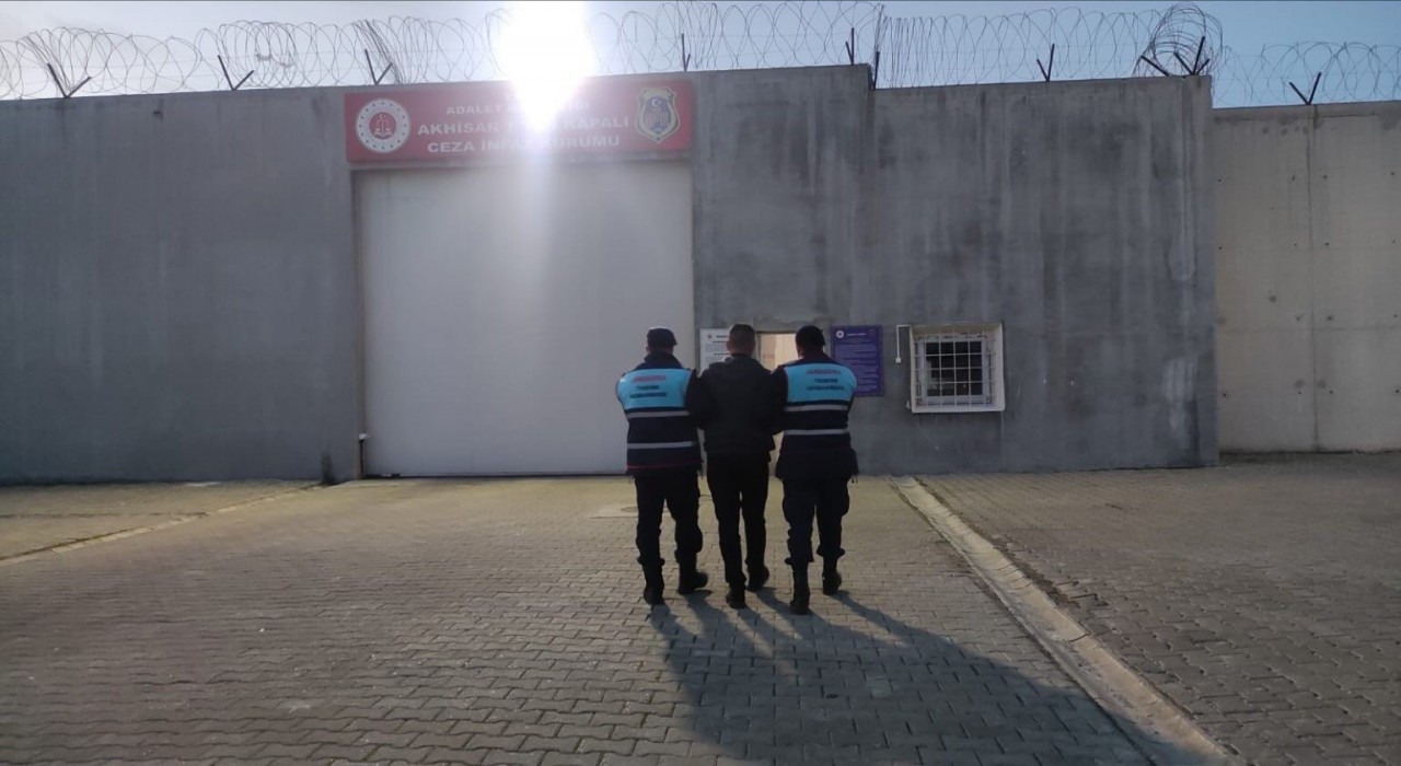 Akhisarda 32 yıl hapis cezası bulunan firari yakalandı