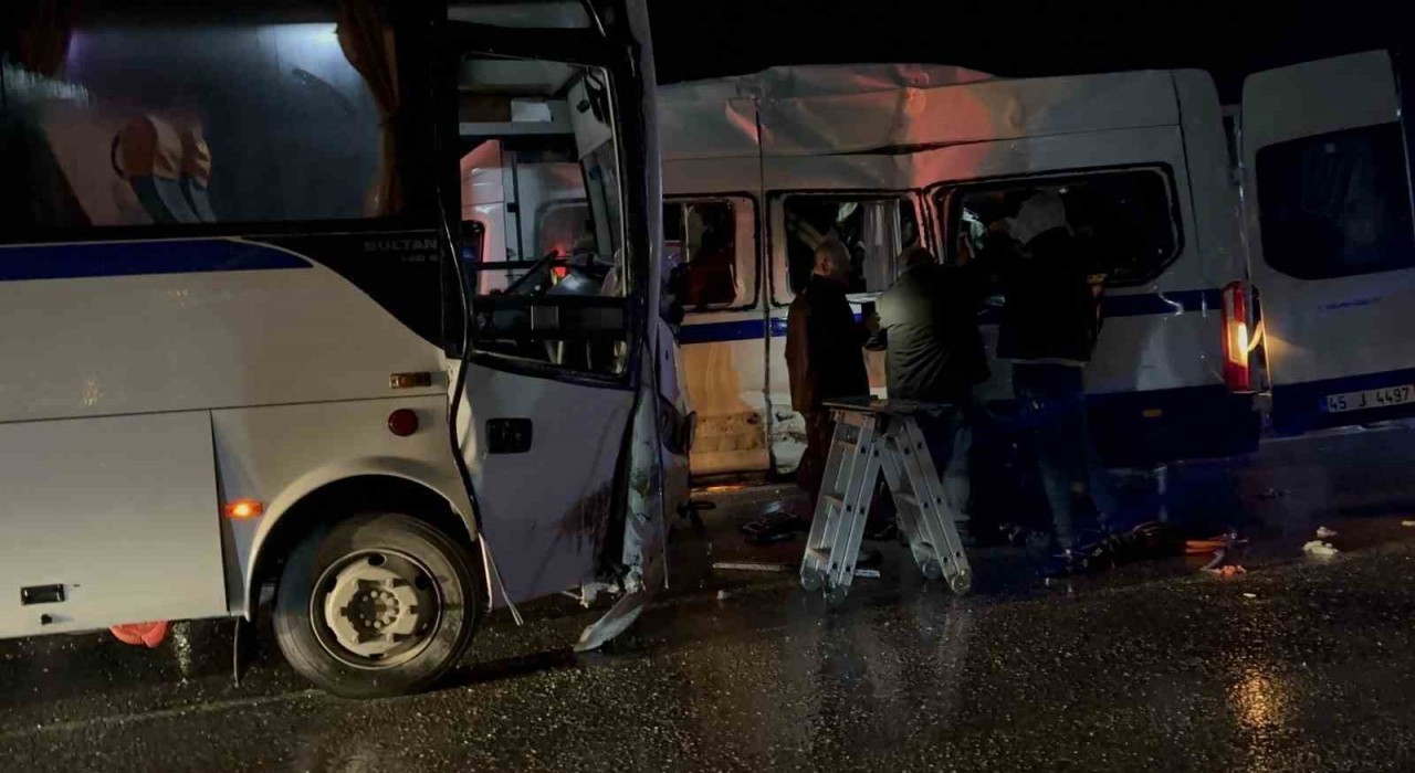 Akhisarda iki işçi servis çarpıştı: 27 yaralı