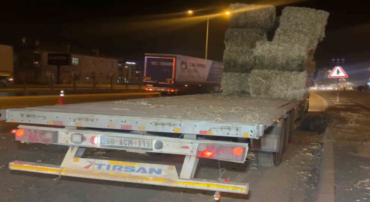 Aksarayda tırdaki saman balyaları yola savruldu
