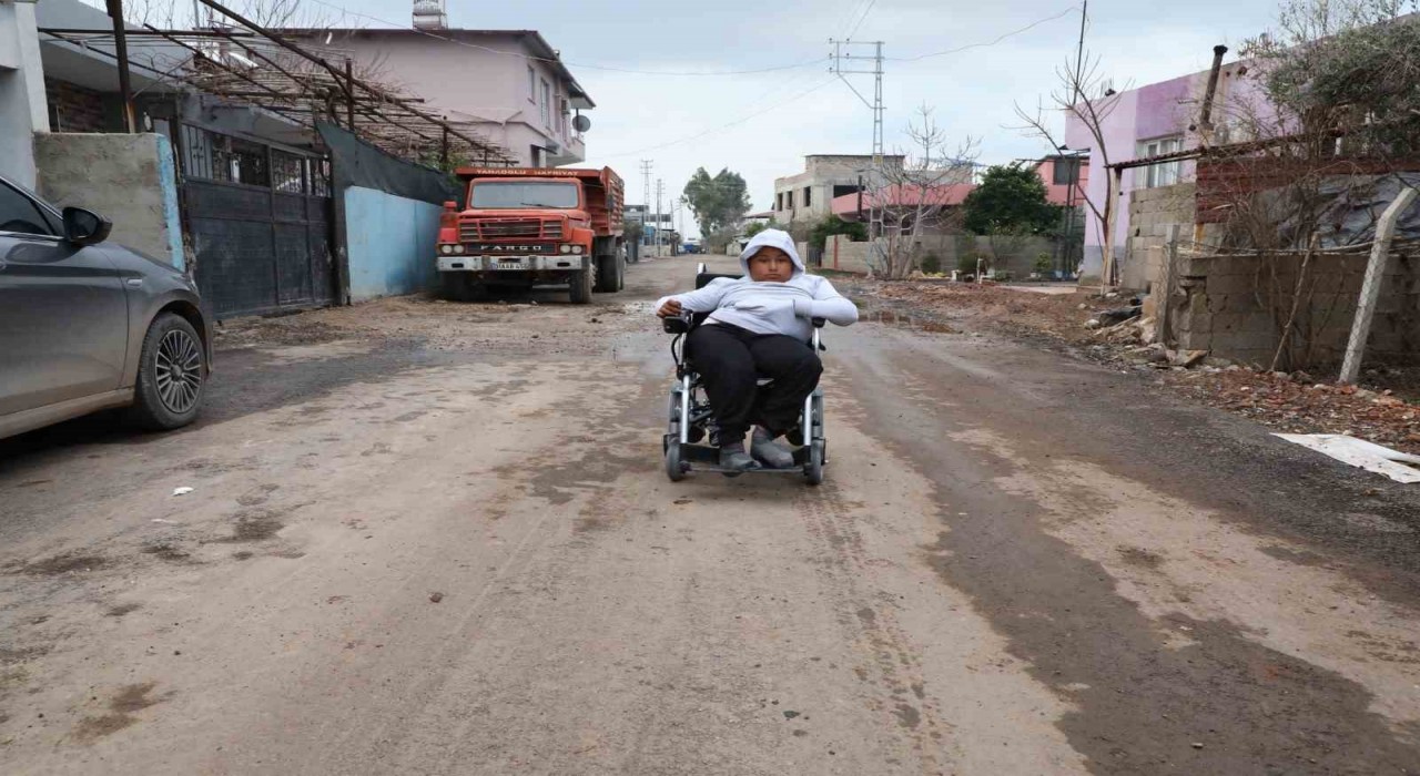 Akülü aracına kavuşan Enesin ilk işi mahalleyi turlamak oldu