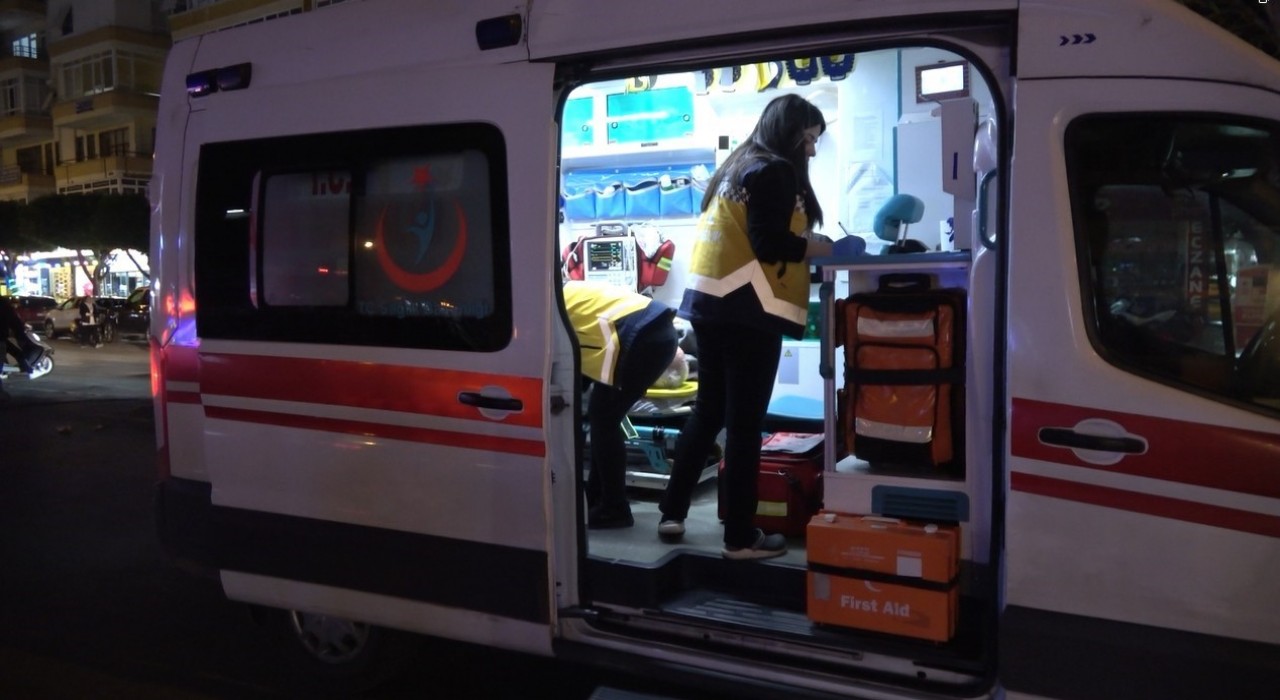Alanyada motosikletin çarptığı yaya yaralandı