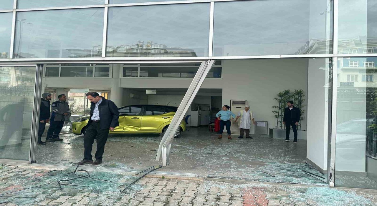 Alanyada şerit ihlali yapan otomobil showrooma daldı