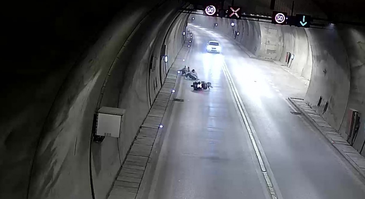 Amasyada motosikletin tünelde devrildiği kaza kamerada