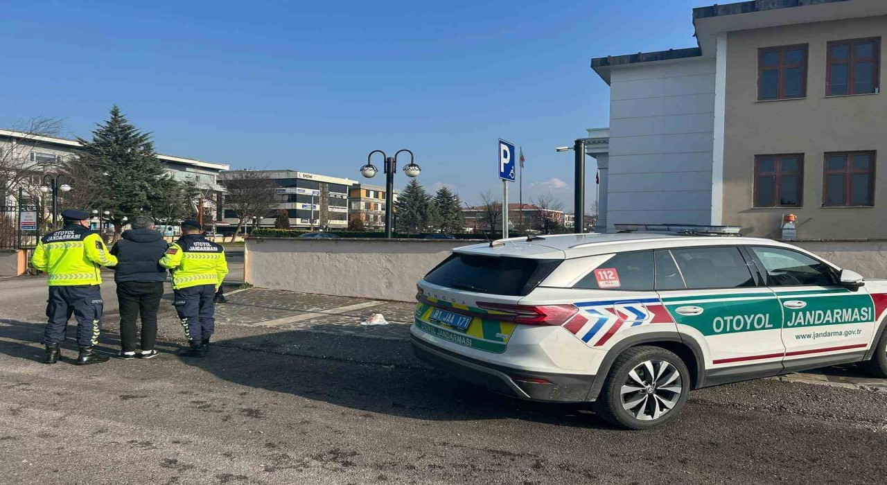 Anadolu Otoyolundaki ticari takside 3 kaçak göçmen yakalandı