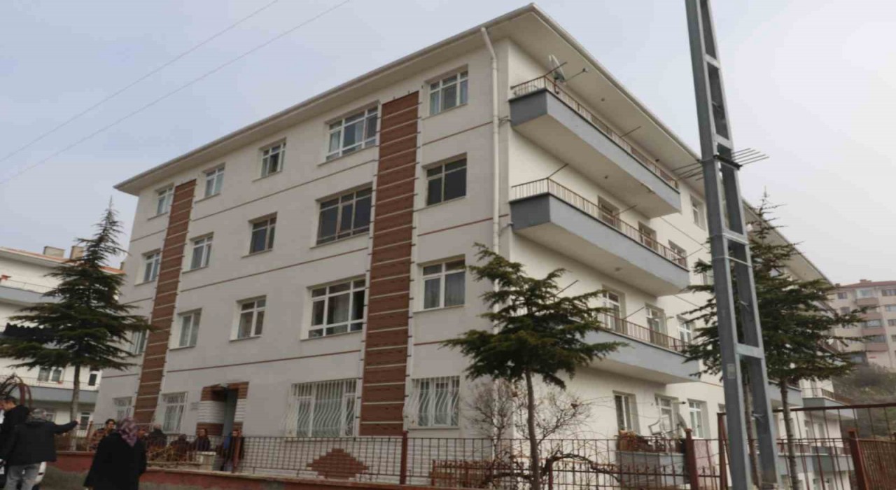 Ankarada evde çıkan yangında 8 kişi dumandan etkilendi