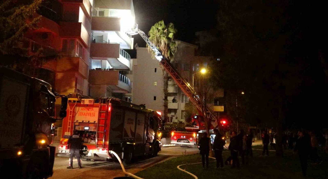 Antalyada ev yangını apartman sakinlerini sokağa döktü