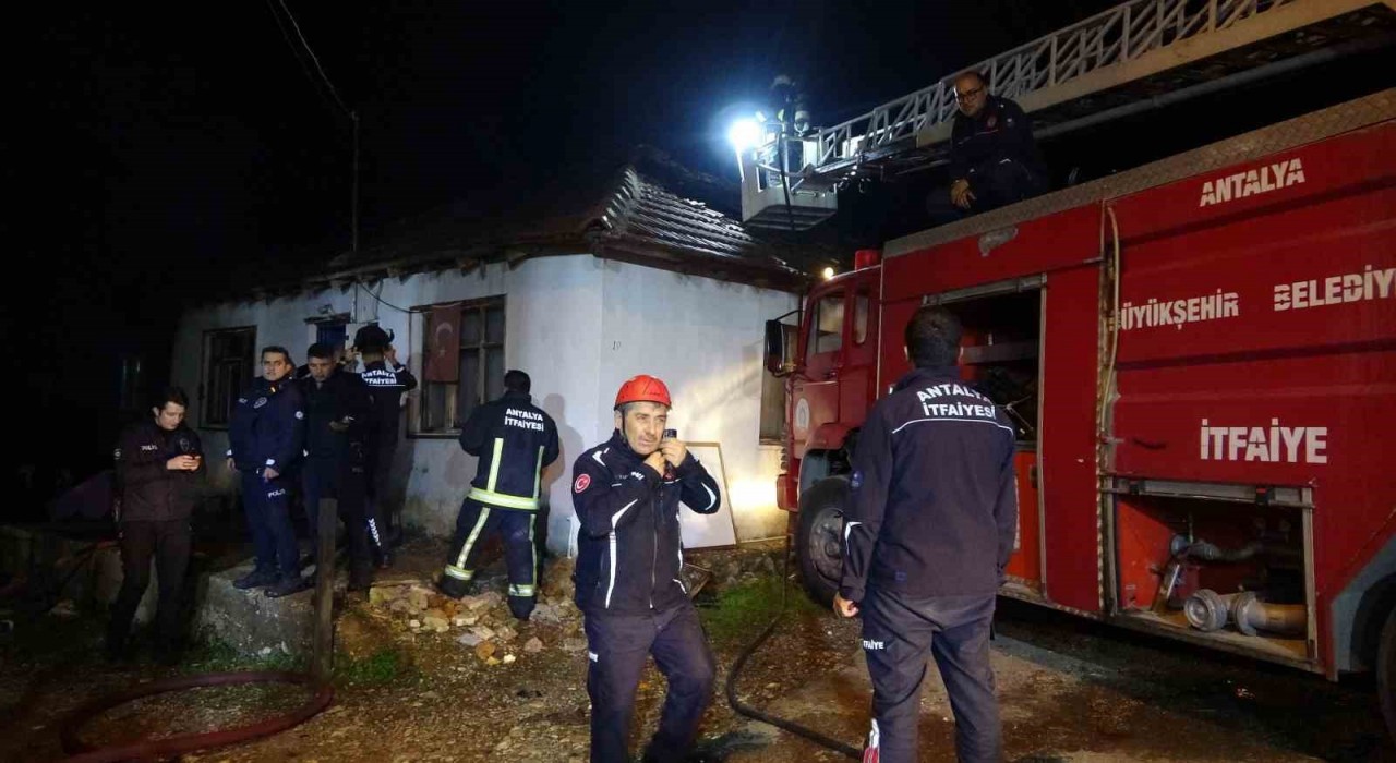 Antalyada gecekonduda korkutan yangın