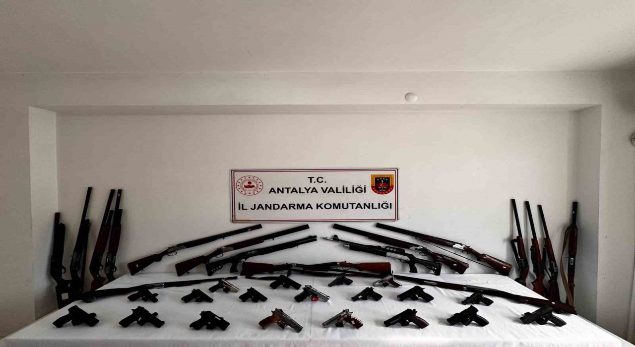 Antalyada ruhsatsız silah operasyonu: 24 gözaltı