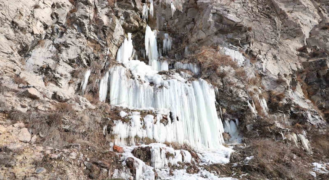 Ardahanda hava buz kesti, şelale dondu