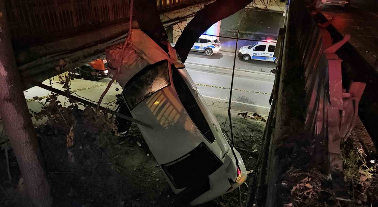 Ataköyde alkollü sürücünün kontrolünü kaybettiği araç yol ayrımındaki boşluğa düştü