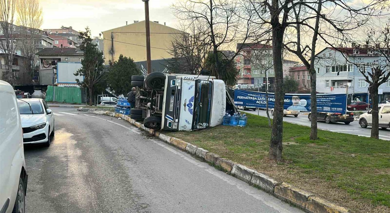 Ataşehirde freni patlayan kamyonet devrildi