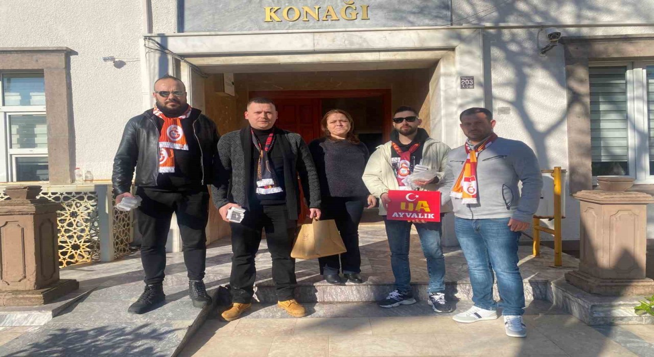 Ayvalıkta Galatasarayın Ultra Arslan taraftar grubundan Alzheimer hastalarına anlamlı destek