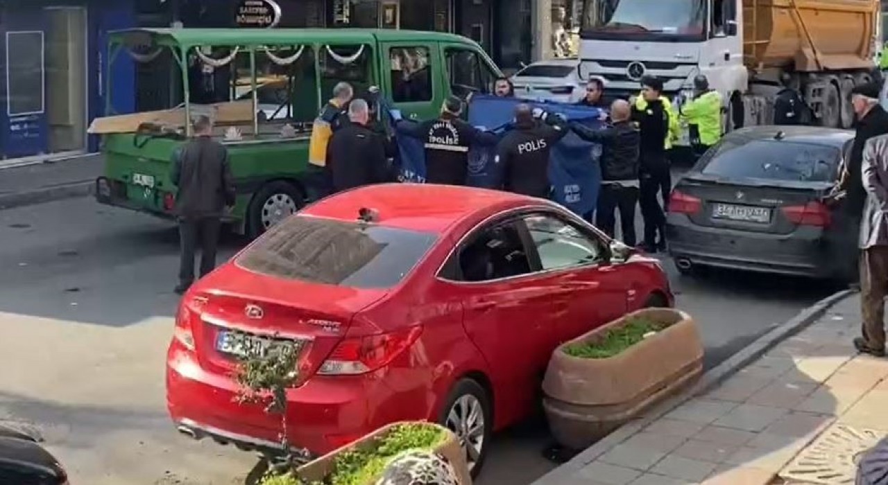 Bağcılarda yaşlı adam kamyonun altında kalarak hayatını kaybetti