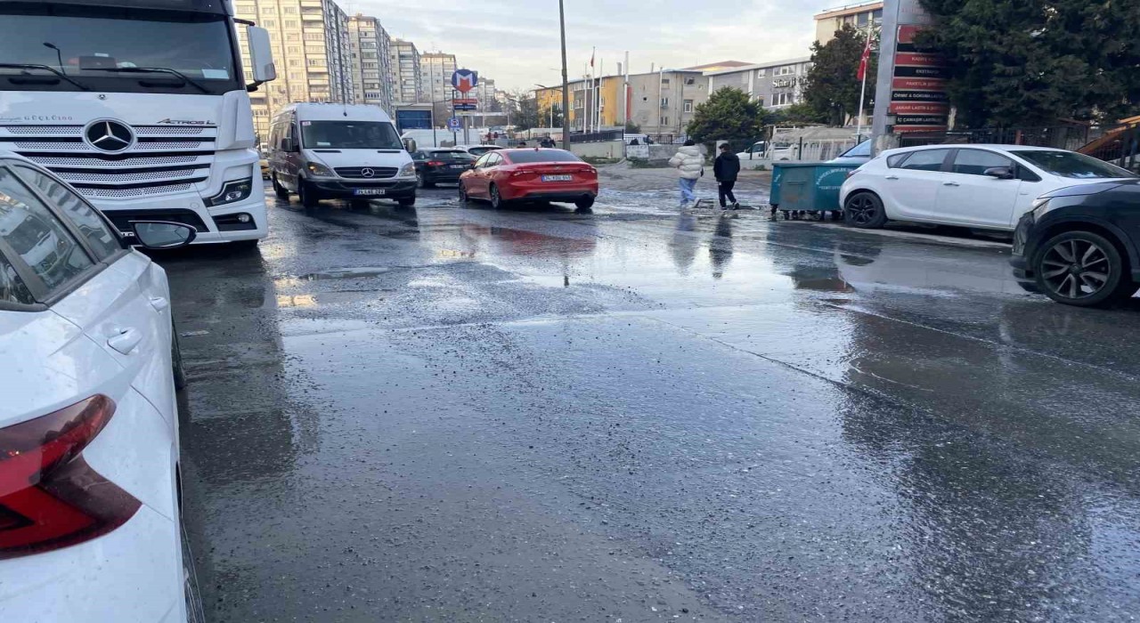 Bahçelievlerde kanalizasyon taştı, etrafı pis koku sardı