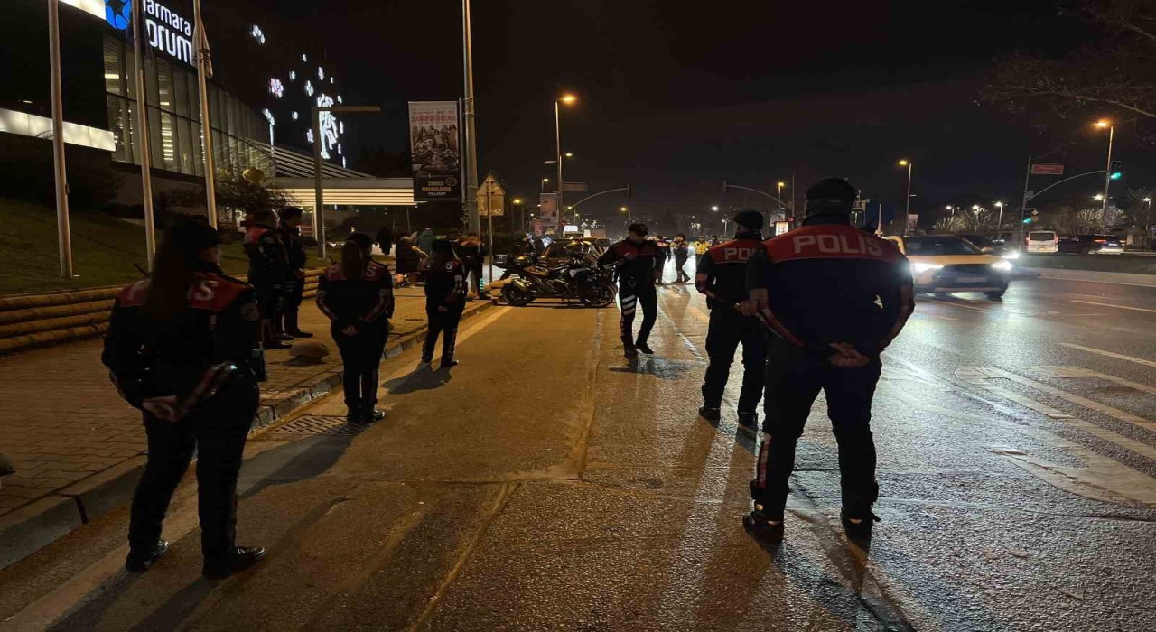 Bakırköyde polis ekiplerinden asayiş uygulaması