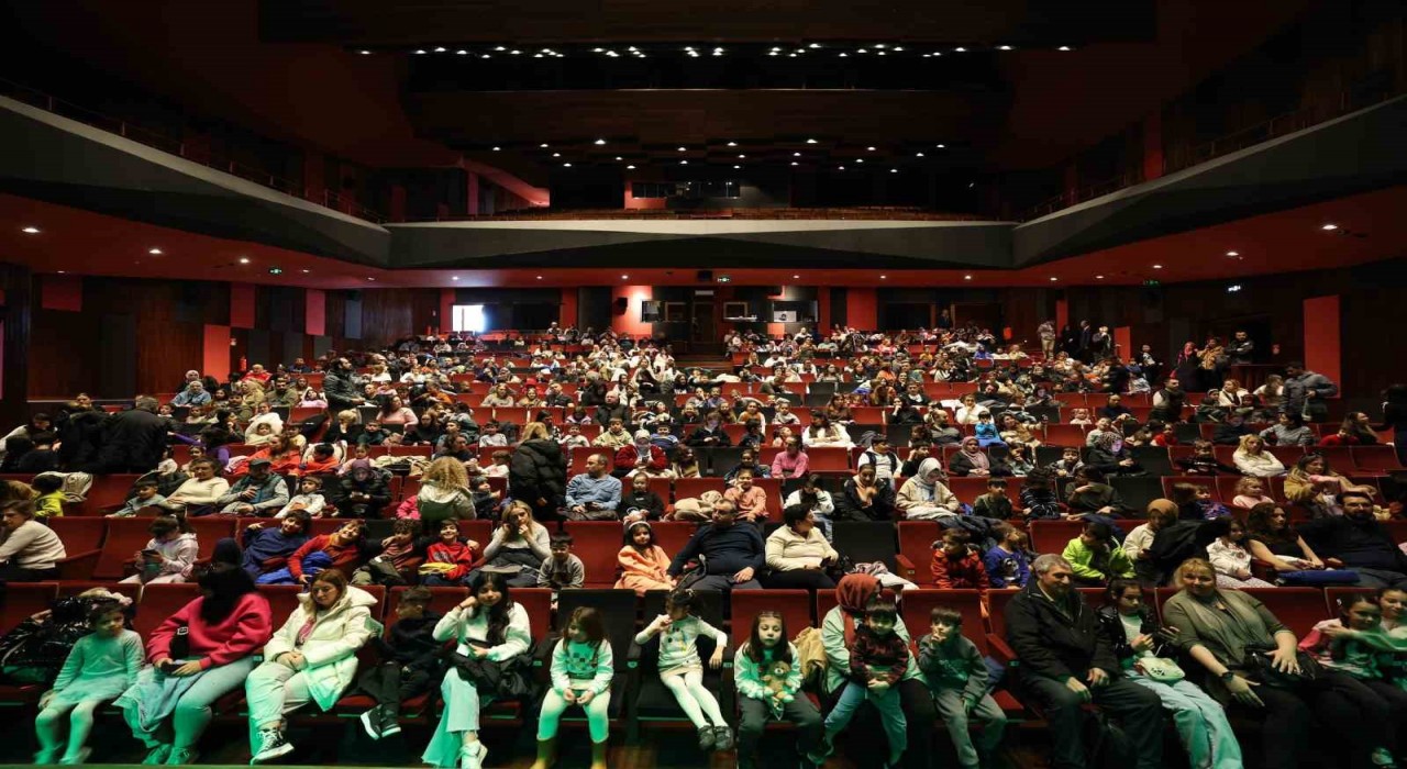 Bakırköylü öğrenciler sömestirde tiyatroya doydu