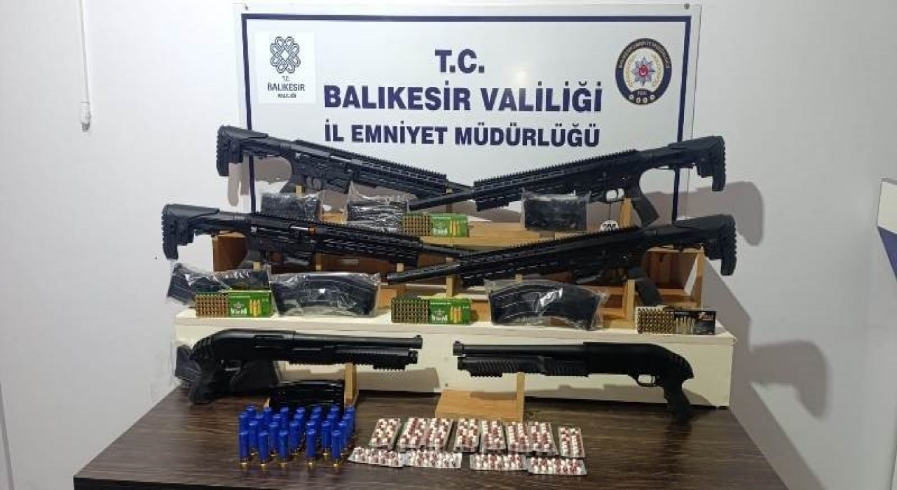 Balıkesirde bir kadını darbeden şahsın evinde silahlar ele geçirildi