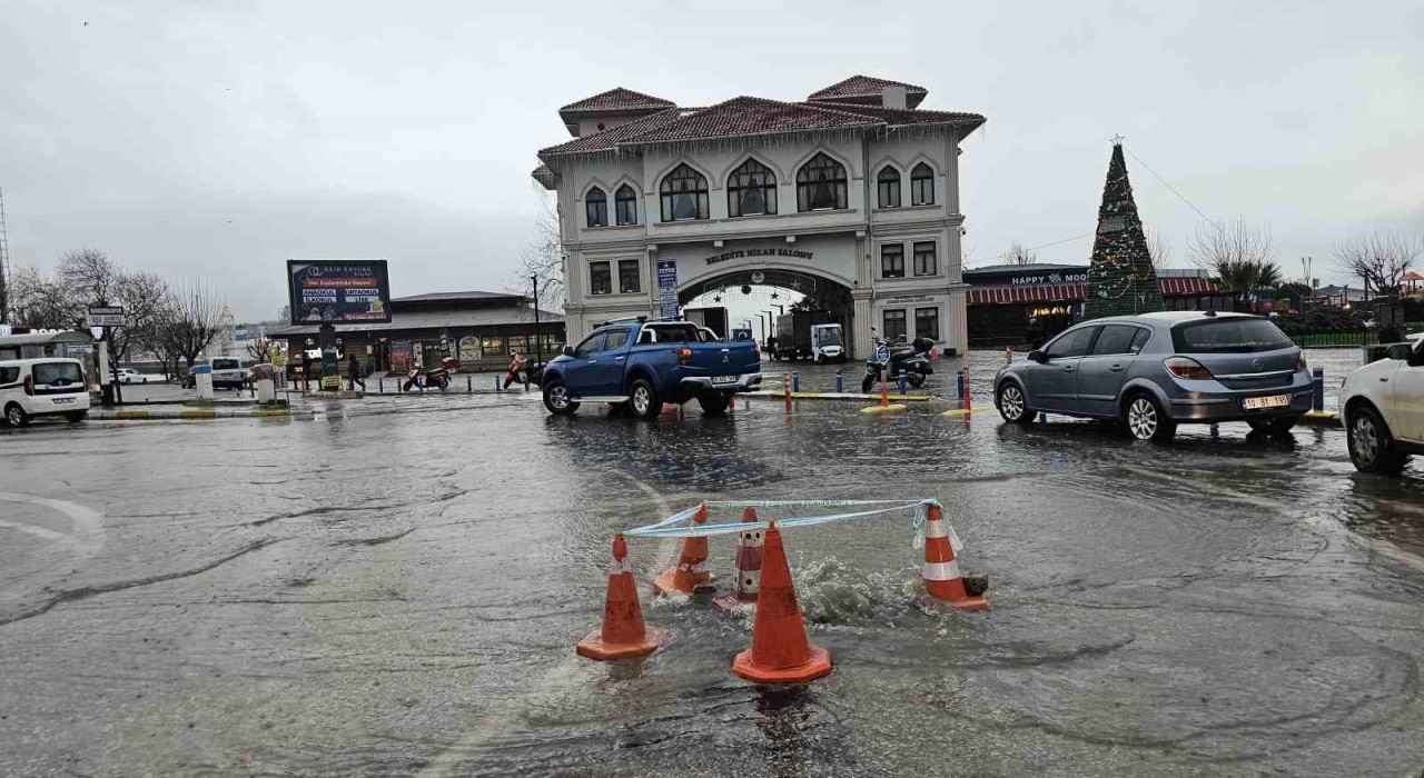 Bandırmada sağanak yağış yolları göle çevirdi, rögarlar patladı