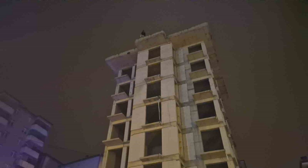 Bartın Emniyet Müdürlüğü binası önünde hareketli saatler