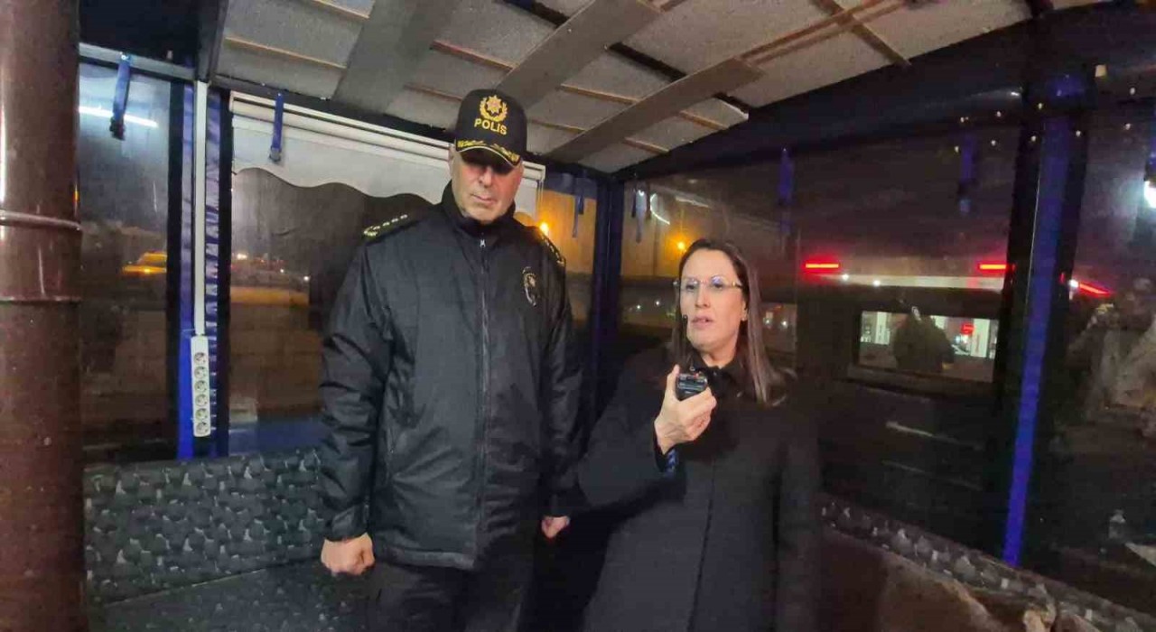 Bartın Valisi Arslan, yılbaşı uygulamasına katıldı, vatandaşların yeni yılını kutladı