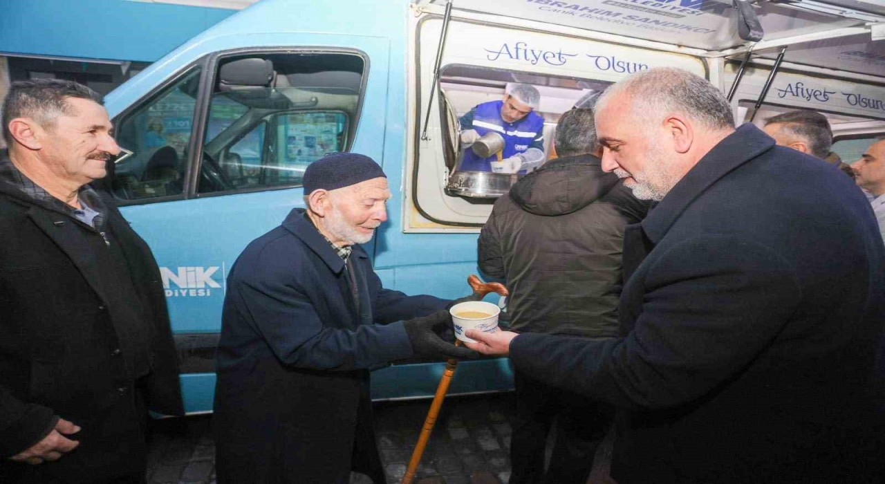 Başkan Sandıkçıdan vatandaşlara çorba ikramı