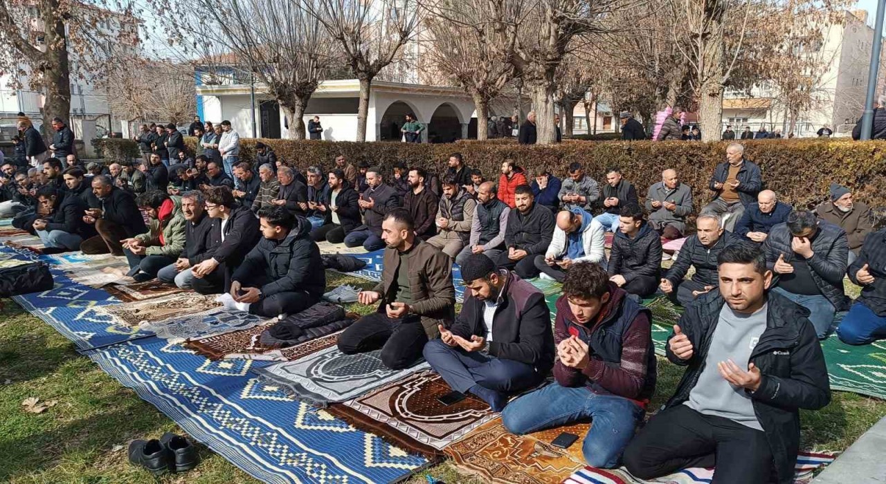 Batmanda cuma namazı öncesi yağmur duası yapıldı