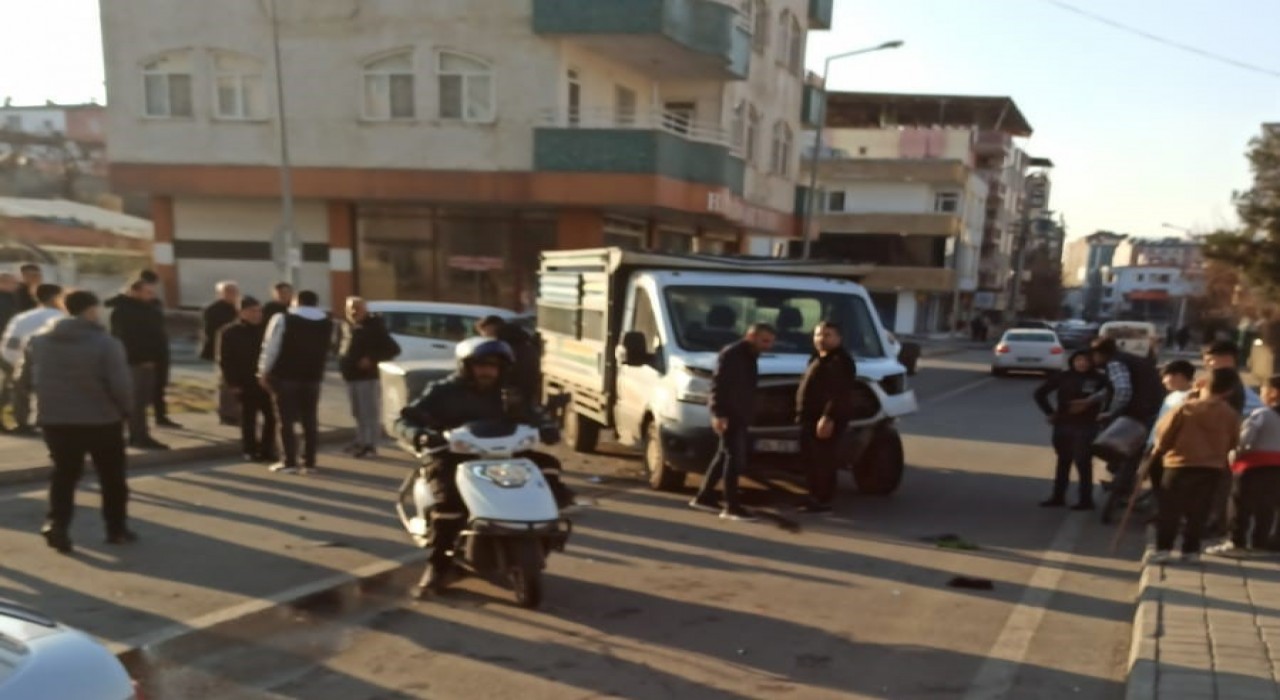 Batmanda hafif ticari araç ile otomobil çarpıştı: 1 yaralı