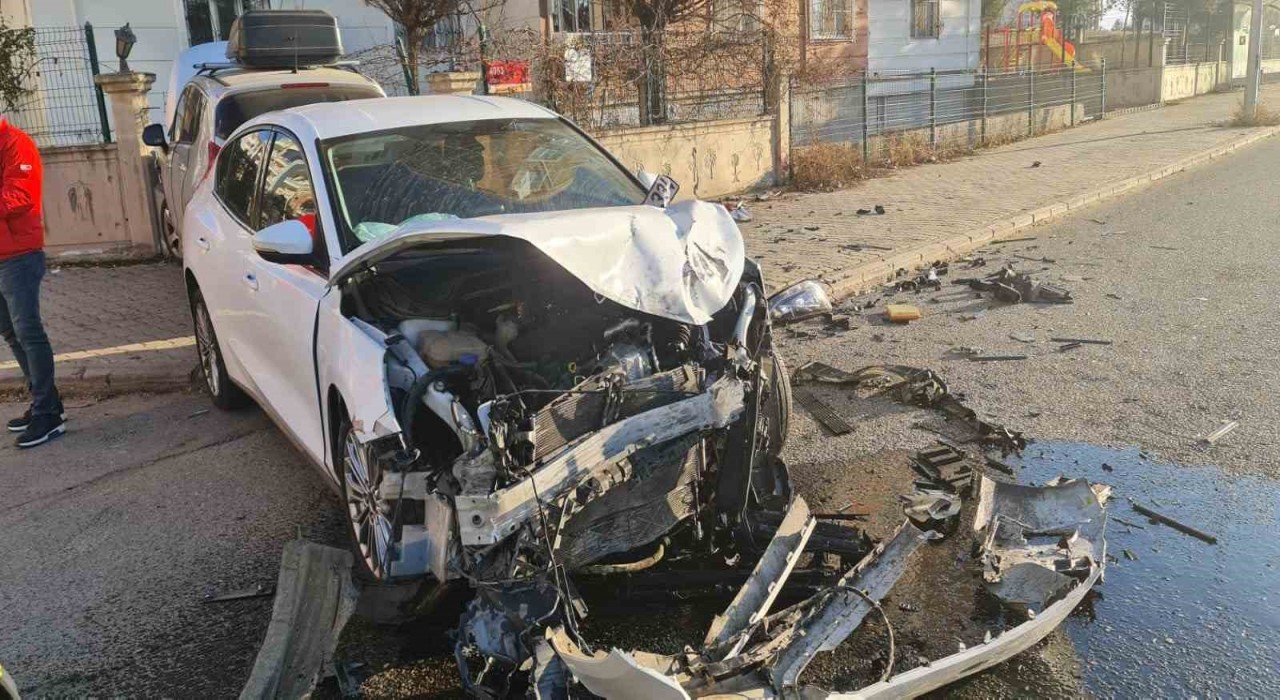 Batmanda iki otomobilin karıştığı kazada 2 kişi yaralandı