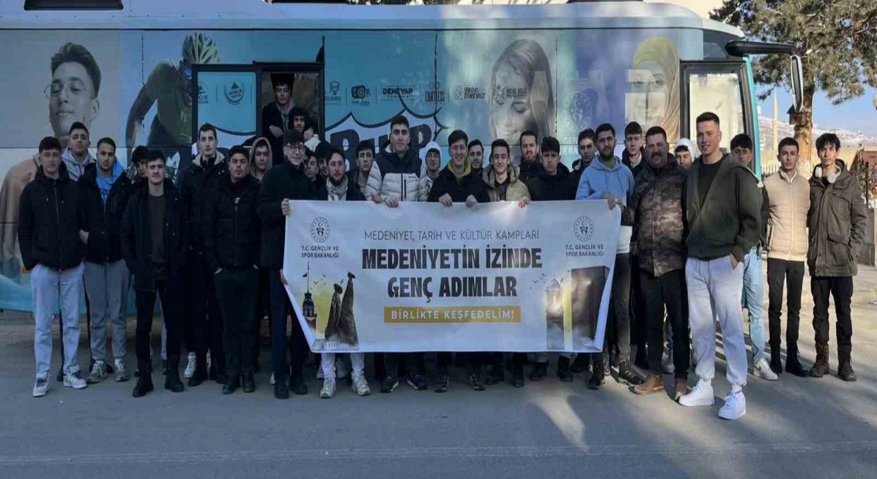 Bayburttan öğrenciler Ahlata kampa gönderildi