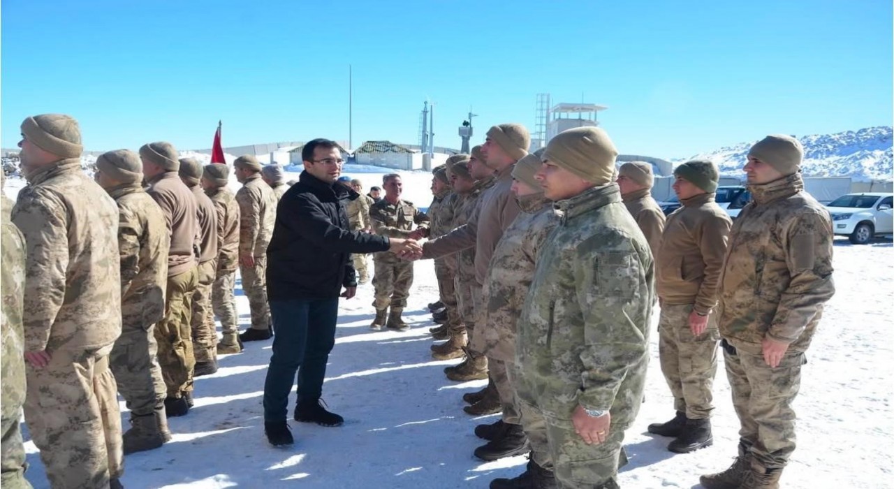 Beytüşşebap Kaymakamı Kato Dağında askerle bir araya geldi