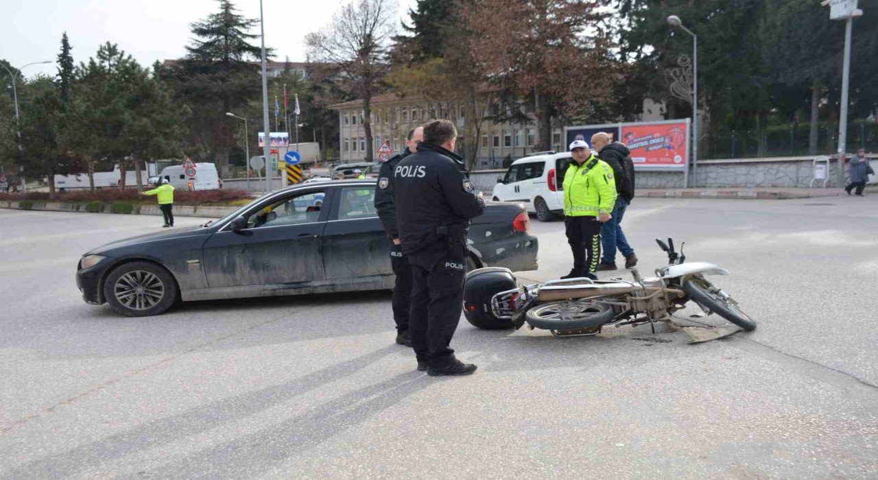 Bilecikte motosiklet ile otomobil çarpıştı, 1 kişi yaralandı