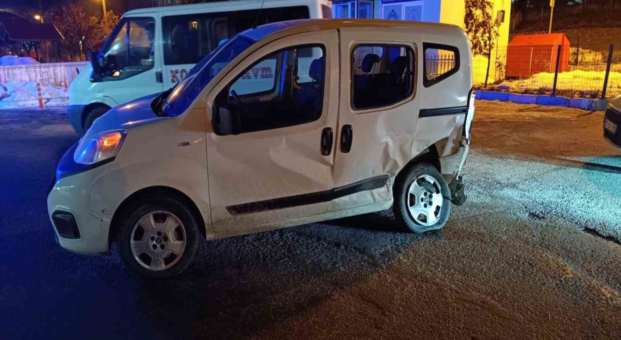 Bitliste 3 araçlı zincirleme trafik kazası: 2si ağır 4 yaralı